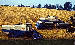 Ernteeinsatzhelfer in der DDR
mit Mähdrescher Fortschritt und W50