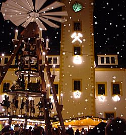 Weihnachtspyramide und Rathaus von Freiberg
